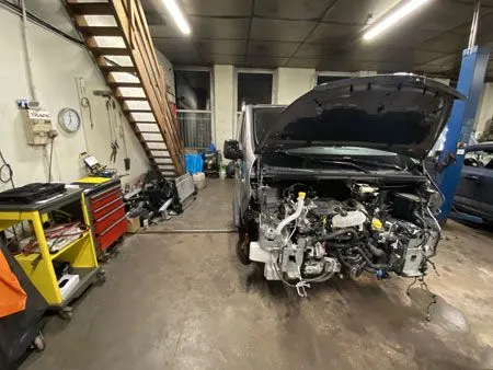 Véhicule en réparation dans l'atelier mécanique du garage