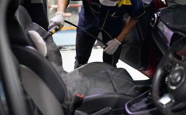 Nettoyage de l'intérieur d'une voiture